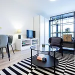 Bright & Spacious - Garage & Balcony דירה