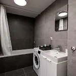 דירה Bright & Spacious - Garage & Balcony
