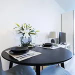 Bright & Spacious - Garage & Balcony דירה ברטיסלאבה