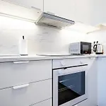 Bright & Spacious - Garage & Balcony דירה *