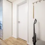 דירה Bright & Spacious - Garage & Balcony *