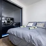 דירה Bright & Spacious - Garage & Balcony *