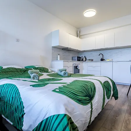 Bright & Spacious - Garage & Balcony Apartment Bratislava