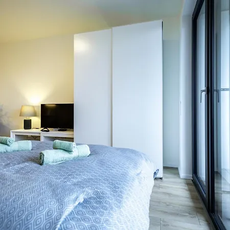 Bright & Spacious - Garage & Balcony Apartament