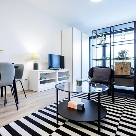 Bright & Spacious - Garage & Balcony شقة