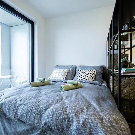 Bright & Spacious - Garage & Balcony شقة
