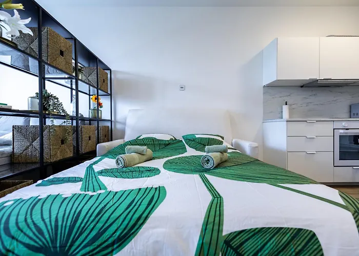 Bright & Spacious - Garage & Balcony