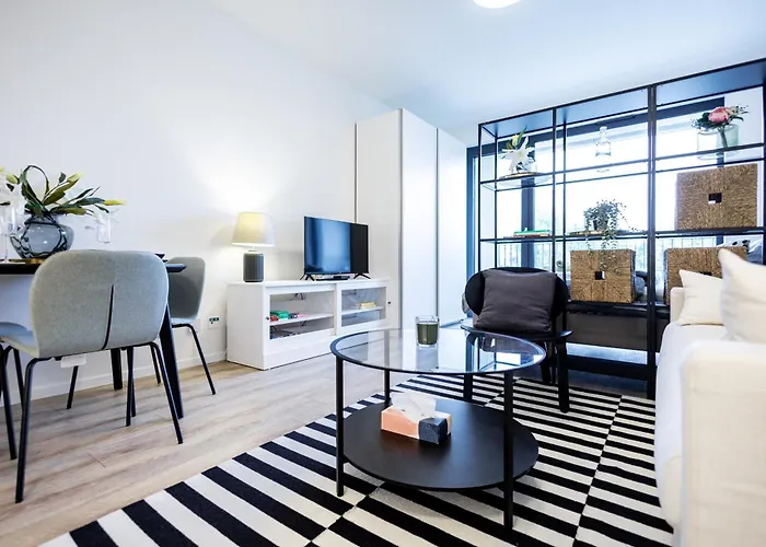 Bright & Spacious - Garage & Balcony Apartman