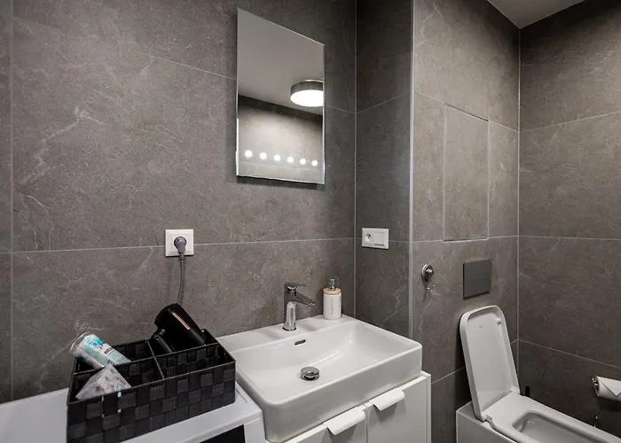 Bright & Spacious - Garage & Balcony Apartman