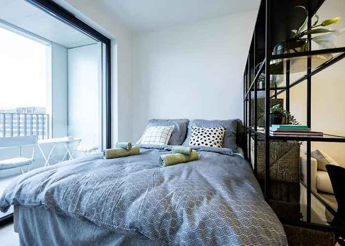 Bright & Spacious - Garage & Balcony Apartman