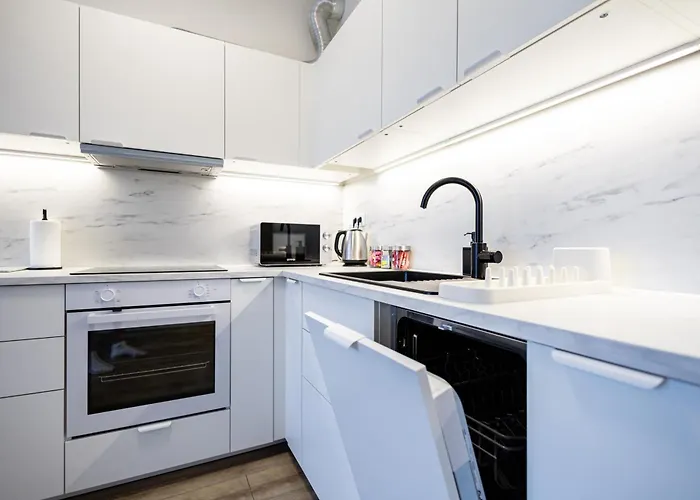 Bright & Spacious - Garage & Balcony *